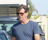 Pïerce Brosnan rejoint sa voiture à Malibu le 3 septembre 2009