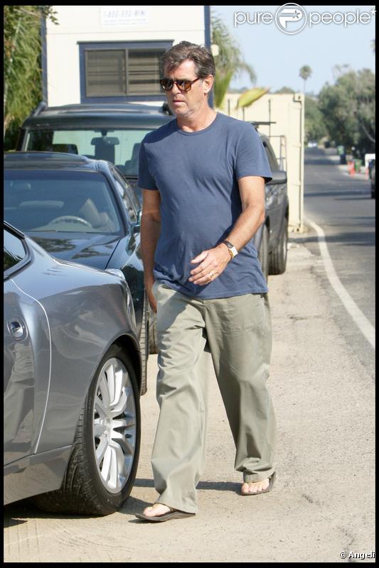 Pïerce Brosnan rejoint sa voiture à Malibu le 3 septembre 2009