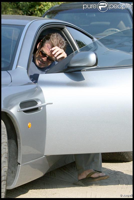Pïerce Brosnan rejoint sa voiture à Malibu le 3 septembre 2009