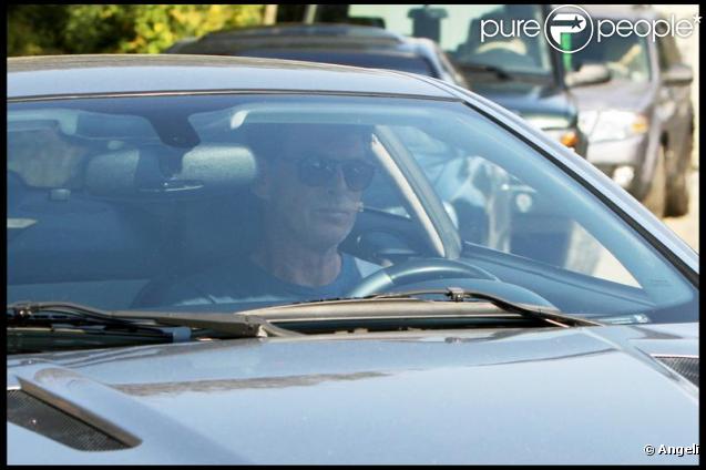 Pïerce Brosnan rejoint sa voiture à Malibu le 3 septembre 2009