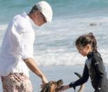 Pïerce Brosnan se promène sur la plage de Malibu avec son chien le 6 septembre 2009 