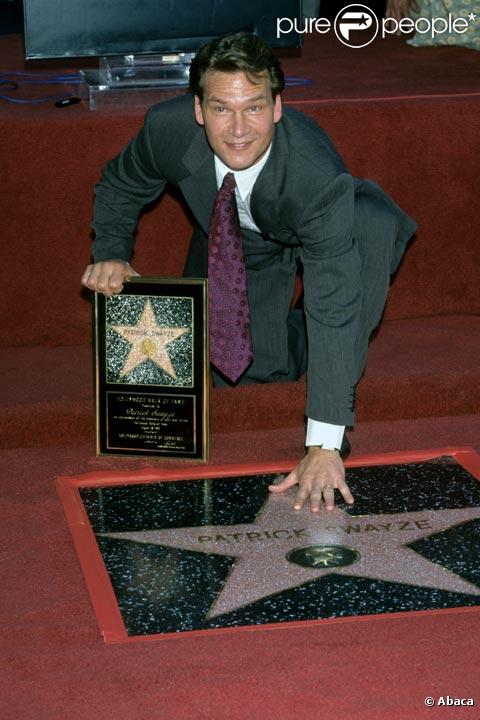 Patrick Swayze reçoit son étoile sur le Walk of Fame d'Hollywood Boulevard en août 1997 