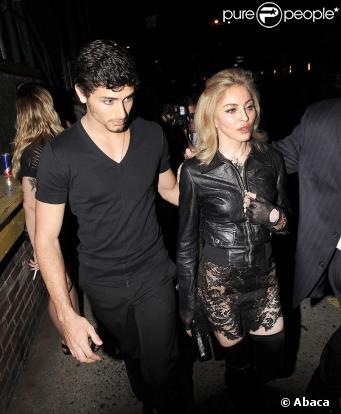 Madonna et Jesus Luz se rendant au fashion show de Marc Jacobs le 14 septembre 2009 à New York