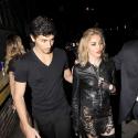 Madonna, avec son toy boy pour un défilé très classe ! Mais elle est presque... toute nue sous son blouson !