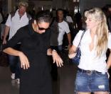 Boris Becker et sa femme enceinte Sharlely Kerssenberg arrivent à l'aéroport de Miami avec des amis