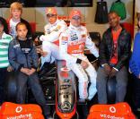 Lewis Hamilton sort une ligne de vêtements en Angleterre chez Marks and Spencer.