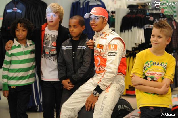 Lewis Hamilton sort une ligne de vêtements en Angleterre chez Marks and Spencer.