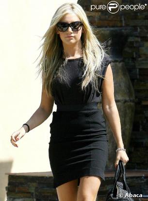 Ashley Tisdale, à Los Angeles, va rejoindre son boyfriend pour aller déjeuner avec sa famille. 19/09/09