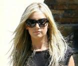 Ashley Tisdale, à Los Angeles, va rejoindre son boyfriend pour aller déjeuner avec sa famille. 19/09/09