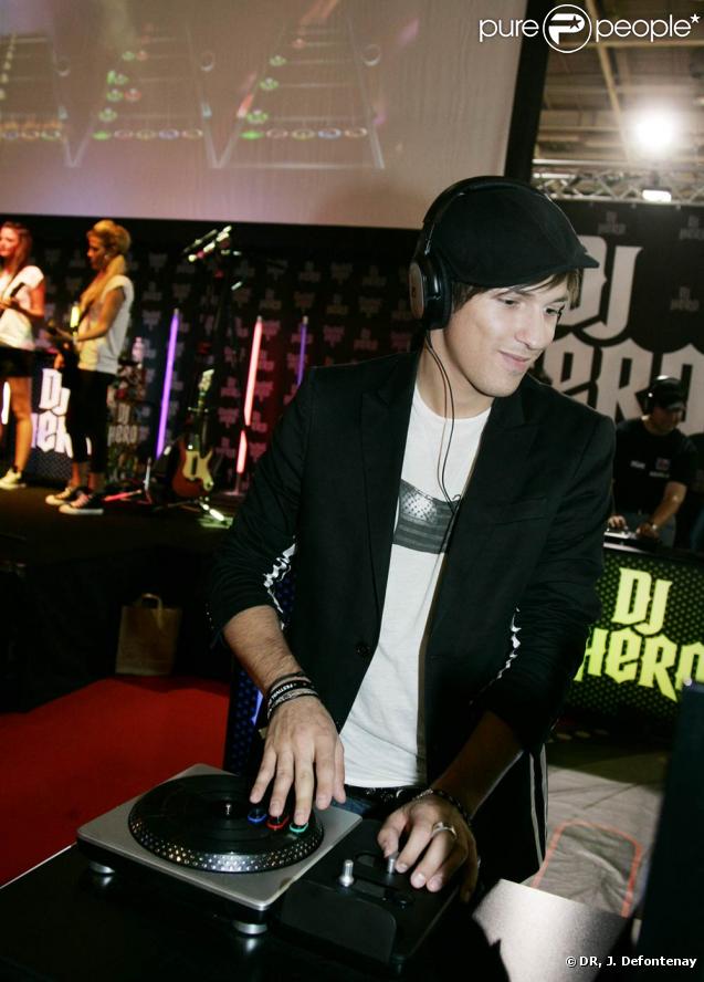 Quentin Mosimann lors de la présentation de Guitar Hero 5 et de DJ Hero au Festival du Jeu Vidéo de Paris, le 17 septembre 2009