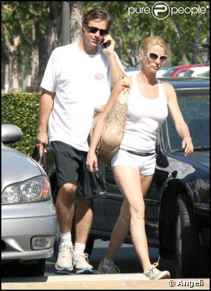 Nicollette Sheridan et son boyfriend à Calabasas (Californie, 21 septembre 2009)