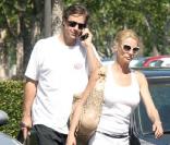 Nicollette Sheridan et son boyfriend à Calabasas (Californie, 21 septembre 2009)