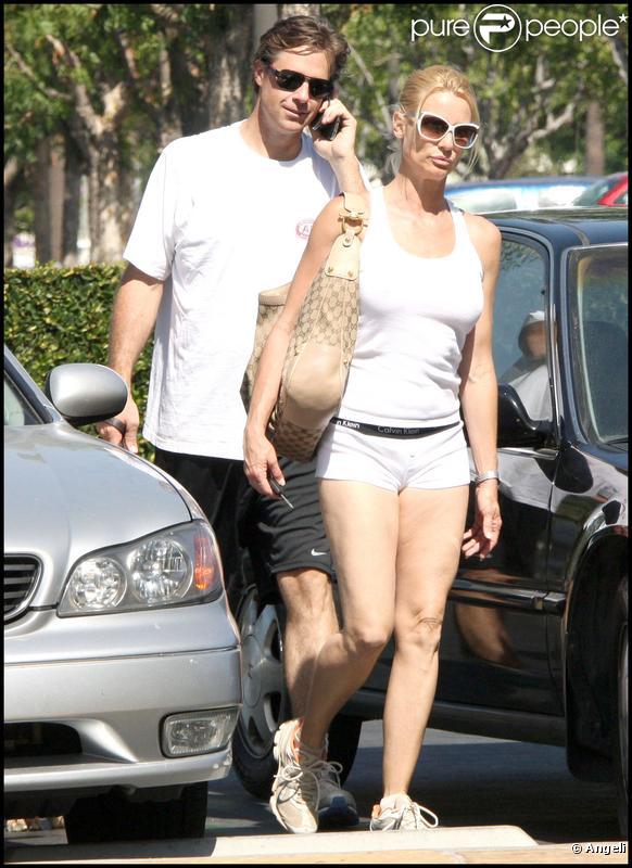 Nicollette Sheridan et son boyfriend à Calabasas (Californie, 21 septembre 2009)