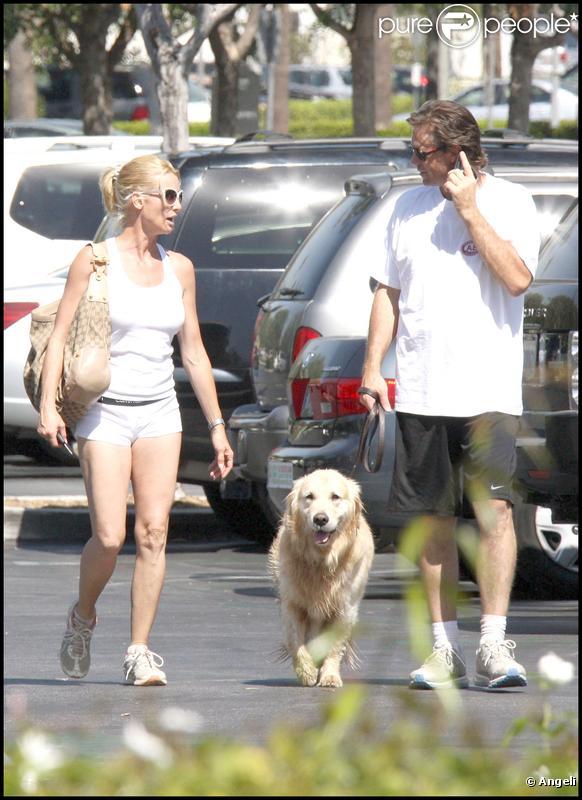 Nicollette Sheridan et son boyfriend à Calabasas (Californie, 21 septembre 2009)