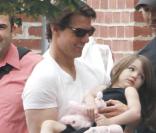 Suri Cruise avec son père Tom sur le tournage de 