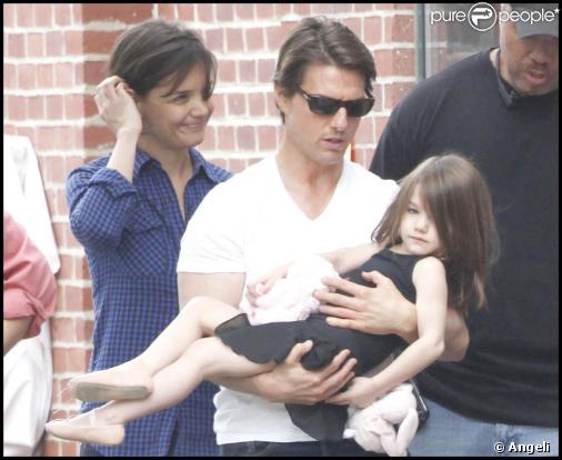 Suri Cruise avec son père Tom et sa mère Katie sur le tournage de Wichita à Boston (22 septembre 2009)