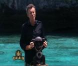 Denis remet le totem à l'équipe rouge 