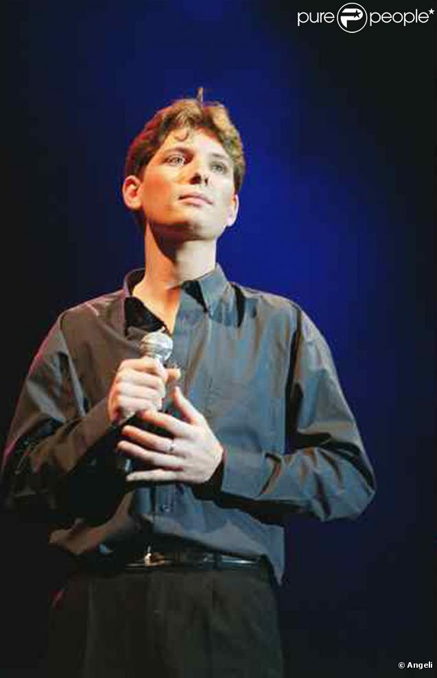 Olivier Villa sur scène dans un spectacle d'imitation (avril 2001) 