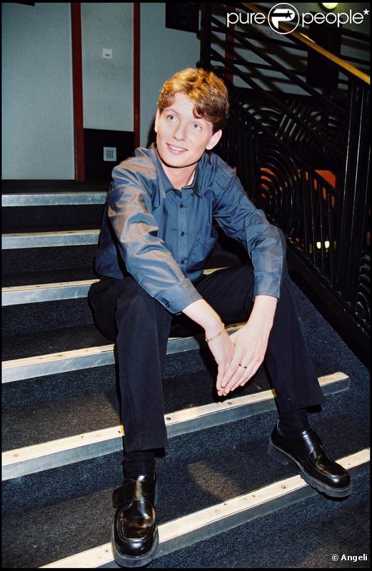 Olivier attend son père après le spectacle de celui-ci (Olympia en 2001) 