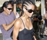 Ciara en mode sexy girl a opté pour le noir et ça lui va très bien ! 