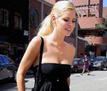 Sophie Monk mise sur les franges... Avec, elle est certaine d'assurer ses arrières ! 
