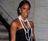 Kelly Rowland joue les madames, dans son élégante robe noire joliment accessoirisée...  