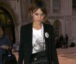 Alexa Chung, très casual chic : legging, blazer et sac Chanel ! Rrrrr... 