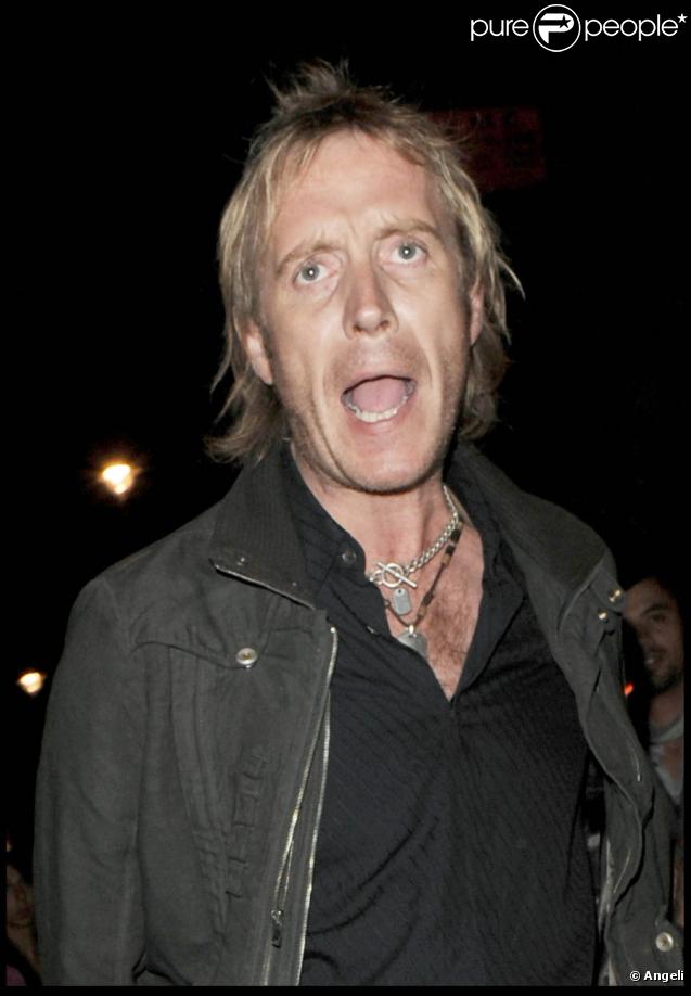 Rhys Ifans s'en prend violemment à un photographe en sortant d'un bar à Londres, le 25/09/09