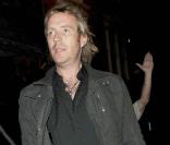 Rhys Ifans s'en prend violemment à un photographe en sortant d'un bar à Londres, le 25/09/09
