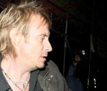 Rhys Ifans s'en prend violemment à un photographe en sortant d'un bar à Londres, le 25/09/09