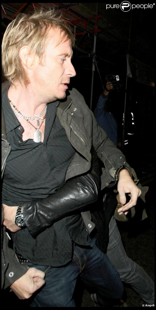 Rhys Ifans s'en prend violemment à un photographe en sortant d'un bar à Londres, le 25/09/09