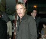 Rhys Ifans s'en prend violemment à un photographe en sortant d'un bar à Londres, le 25/09/09