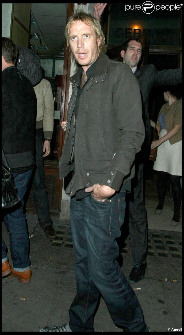 Rhys Ifans s'en prend violemment à un photographe en sortant d'un bar à Londres, le 25/09/09
