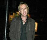 Rhys Ifans s'en prend violemment à un photographe en sortant d'un bar à Londres, le 25/09/09