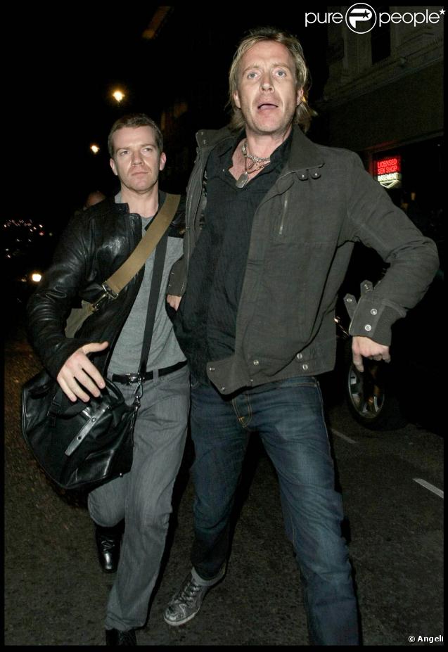 Rhys Ifans s'en prend violemment à un photographe en sortant d'un bar à Londres, le 25/09/09