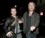Rhys Ifans s'en prend violemment à un photographe en sortant d'un bar à Londres, le 25/09/09