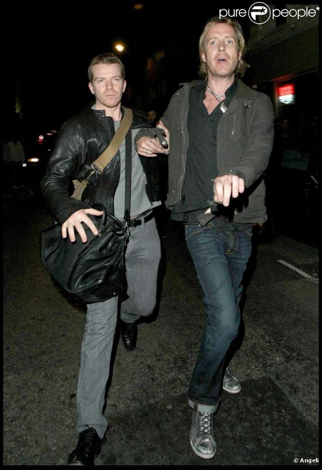 Rhys Ifans s'en prend violemment à un photographe en sortant d'un bar à Londres, le 25/09/09