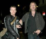 Rhys Ifans s'en prend violemment à un photographe en sortant d'un bar à Londres, le 25/09/09