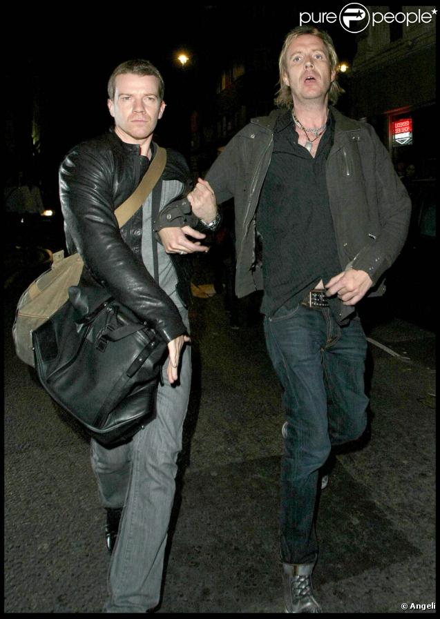 Rhys Ifans s'en prend violemment à un photographe en sortant d'un bar à Londres, le 25/09/09