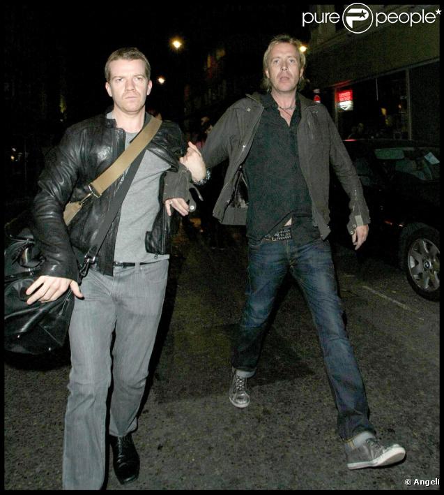 Rhys Ifans s'en prend violemment à un photographe en sortant d'un bar à Londres, le 25/09/09