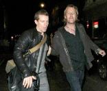 Rhys Ifans s'en prend violemment à un photographe en sortant d'un bar à Londres, le 25/09/09