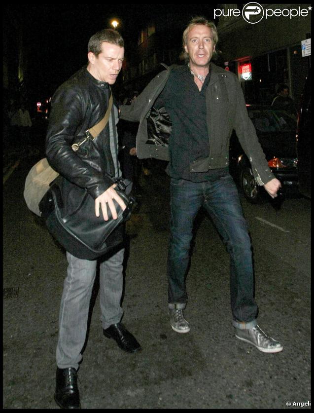 Rhys Ifans s'en prend violemment à un photographe en sortant d'un bar à Londres, le 25/09/09
