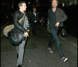 Rhys Ifans s'en prend violemment à un photographe en sortant d'un bar à Londres, le 25/09/09