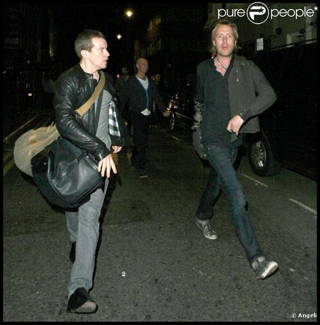 Rhys Ifans s'en prend violemment à un photographe en sortant d'un bar à Londres, le 25/09/09