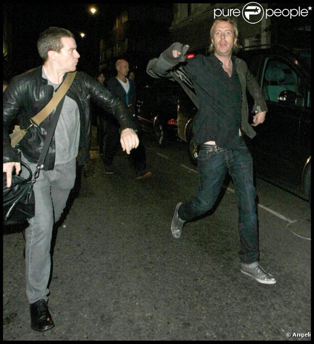Rhys Ifans s'en prend violemment à un photographe en sortant d'un bar à Londres, le 25/09/09