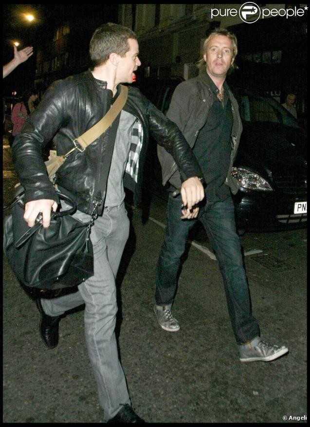 Rhys Ifans s'en prend violemment à un photographe en sortant d'un bar à Londres, le 25/09/09
