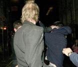 Rhys Ifans s'en prend violemment à un photographe en sortant d'un bar à Londres, le 25/09/09