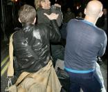 Rhys Ifans s'en prend violemment à un photographe en sortant d'un bar à Londres, le 25/09/09