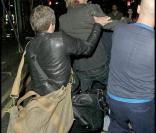 Rhys Ifans s'en prend violemment à un photographe en sortant d'un bar à Londres, le 25/09/09