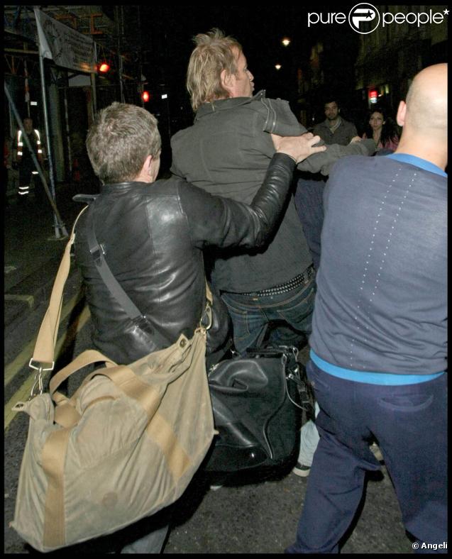 Rhys Ifans s'en prend violemment à un photographe en sortant d'un bar à Londres, le 25/09/09